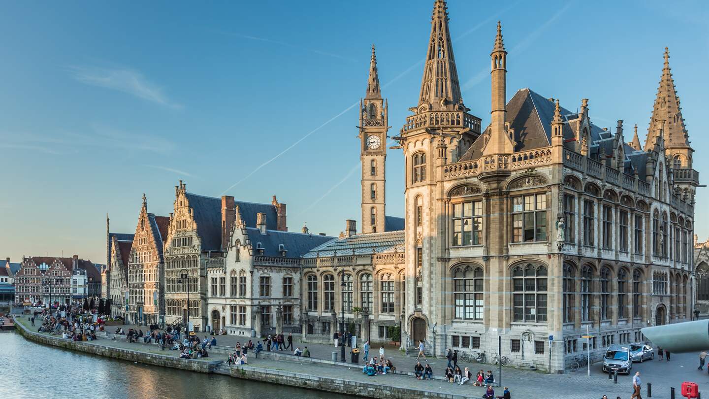 Die Gracht des alten Hafens, die Graslei im historischen Zentrum von Gent, Flandern/Belgien | © Gettyimages.com/orpheus26