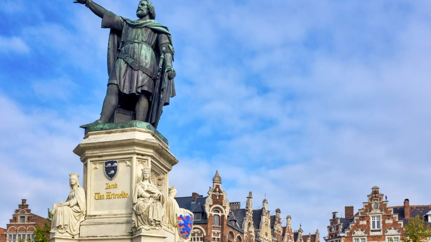 Das Denkmal von Jacob van Artevelde, dem es gelang im hundertjährigen Krieg den Boykott von englischen Wolleinfuhren aufzuheben, auf dem Vrijdagmarkt in Gent, Flandern, Belgien | © Gettyimages.com/only_fabrizio