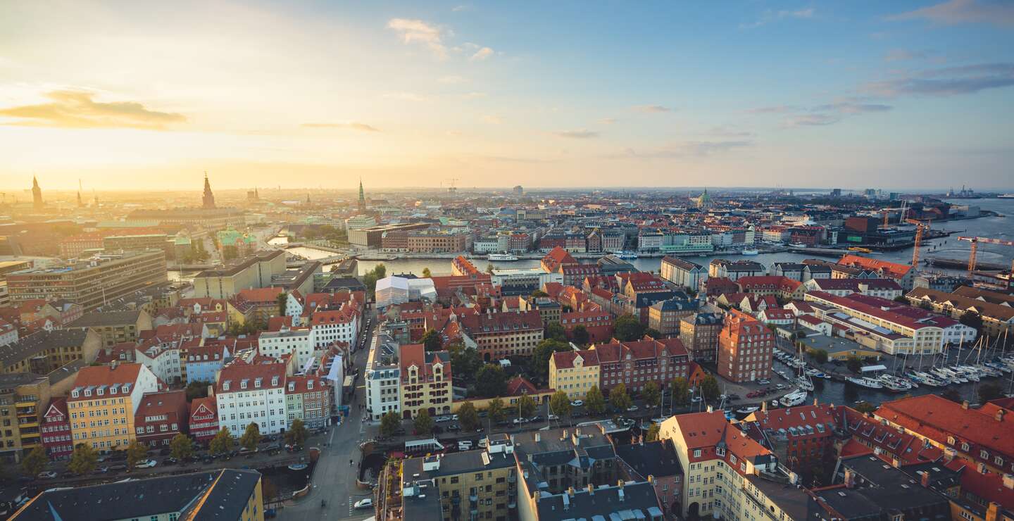 Panoramablick auf Kopenhagen bei Sonnenuntergang | © Gettyimages.com/spooh