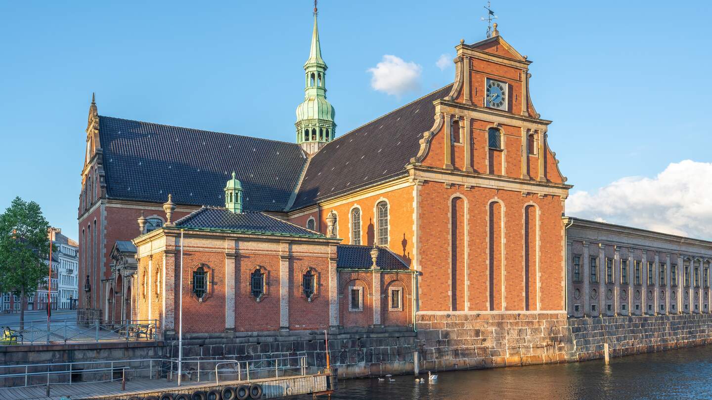 Holmens Kirke im Zentrum von Kopenhagen in den frühen Morgenstunden | © Gettyimages.com/diegograndi