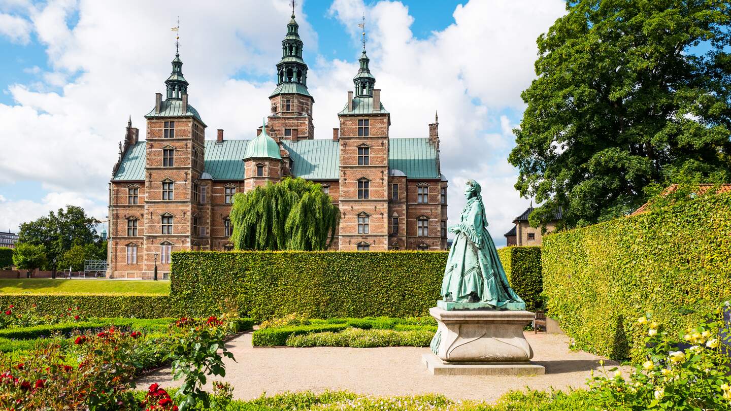 Das Schloss Rosenborg vom Garten des Königs aus gesehen mit der Statue der Königin Caroline Amalie auf der rechten Seite | © Gettyimages.com/Gim42