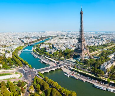 Der Eiffelturm, ein schmiedeeiserner Gitterturm auf dem Champ de Mars, aus der Luft in Paris | © Gettyimages.com/saiko3p
