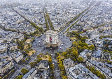 Städtereise Paris Arc de Triomphe | © Gettyimages.com/lifeonwhite Luftaufnahme von der Arc de Triomphe | © Gettyimages.com/lifeonwhite