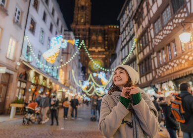 Eine Frau auf dem Weihnachtsmarkt in der Stadt Strassburg  | © Gettyimages.com/Oleh_Slobodeniuk