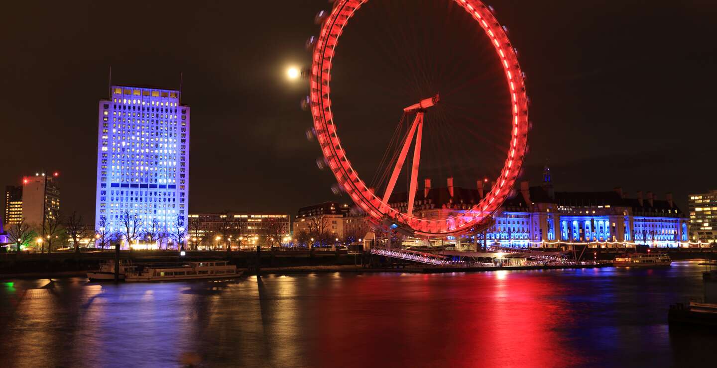 Das London Eye beleuchtet bei Nacht | © Gettyimages.com/motimeiri