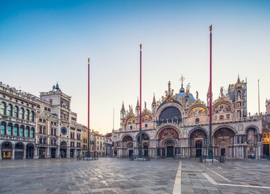 Basilika di San Marco und Campanile di San Marco am Makrusplatz, Venedig, Italien | © GettyImages.com/JaCZhou Die Kirche Basilika di San Marco und der Glockenturm Campanile di San Marco am Makrusplatz mit morgendlichem Himmel in Venedig, Italien | © GettyImages.com/JaCZhou