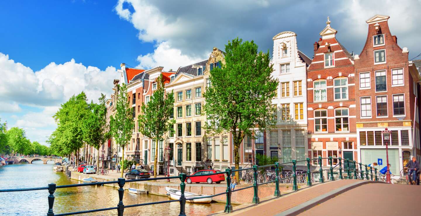 Amstelbruecke in Amsterdam | © Gettyimages.com/adisa Blick auf die Amstel und eine Bruecke mit einer historischen Strassenlaterne im linken Vordergrund | © Gettyimages.com/adisa