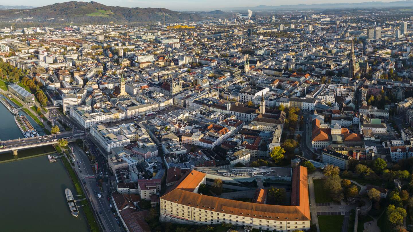 Linz an der Donau | © Gettyimages.com/gdmpro Luftaufnahme der Stadt Linz an der Donau in Oesterreich | © Gettyimages.com/gdmpro