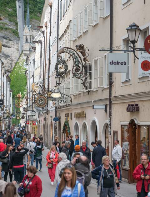 Getreidegasse, Salzburg | © Gettyimages.com/4FR Belebte Getreidegasse in Salzburg | © Gettyimages.com/4FR