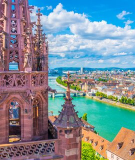 Rheinufer in Basel dominiert von der majestaetischen Münsterkirche | © Gettyimages.com/trabantos
