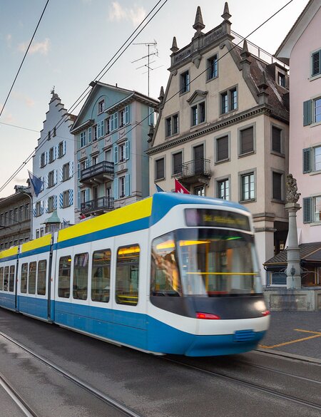 Straßenbahn durch Zürich | © © Gettyimages.com/kavalenkau