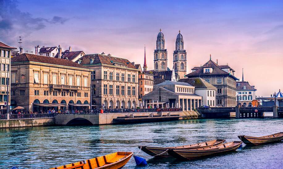 Sonnenuntergang in Zuerich | © Gettyimages.com/AleksandarGeorgiev Wunderschoenes Zuercher Stadtbild. Grossmuenster mit Limmat | © Gettyimages.com/AleksandarGeorgiev