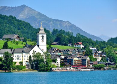 Wolfgangsee | © gettyimages.com/zorazhuang Salzburger Stadtbild und Wolfgangsee am sonnigen Tag | © gettyimages.com/zorazhuang