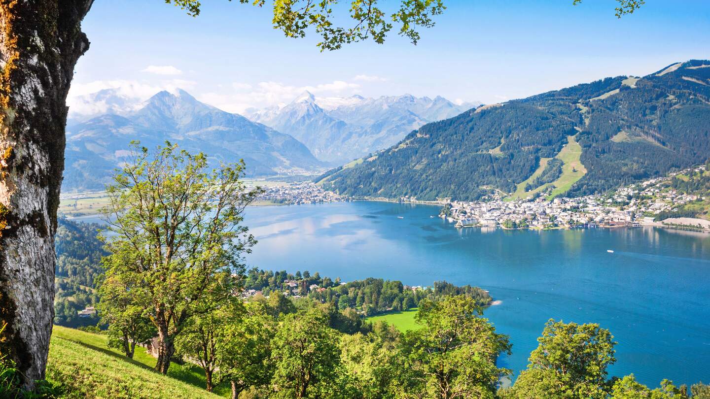 Zell am See mit Blick durch Bäume | © © Gettyimages.com/bluejayphoto