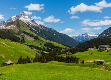 Alpenblick | © gettyimages.com/j-wildman Sommer Alpen Bergblick zum Biberkopf Mount | © gettyimages.com/j-wildman