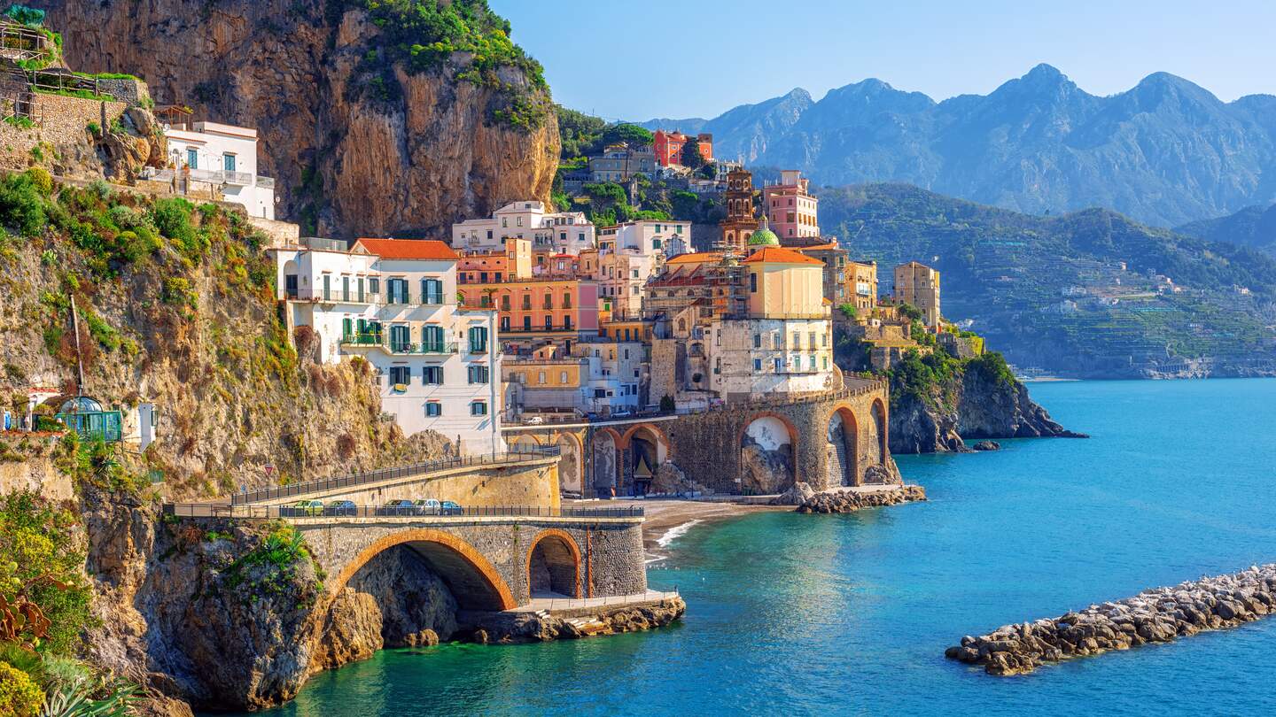 Atrani Stadt von Amalfi am schönen Mittelmeer Amalfiküste, Neapel, Italien | © gettyimages.com/xantana