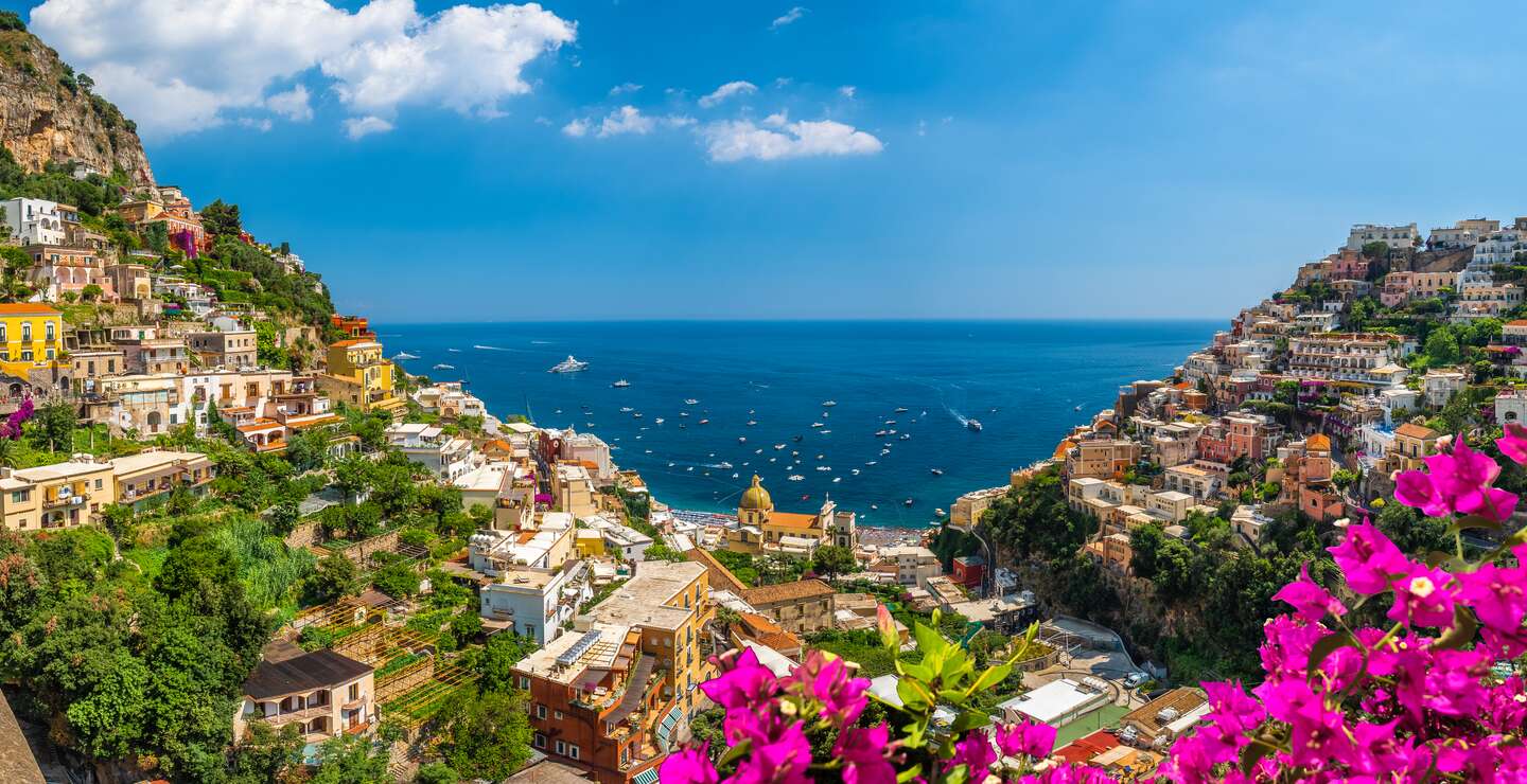 Blick über die Stadt Positano auf das Mittelmeer | © Blick über die im Tal gelegene Stadt Positano auf das Mittelmeer im Sommer