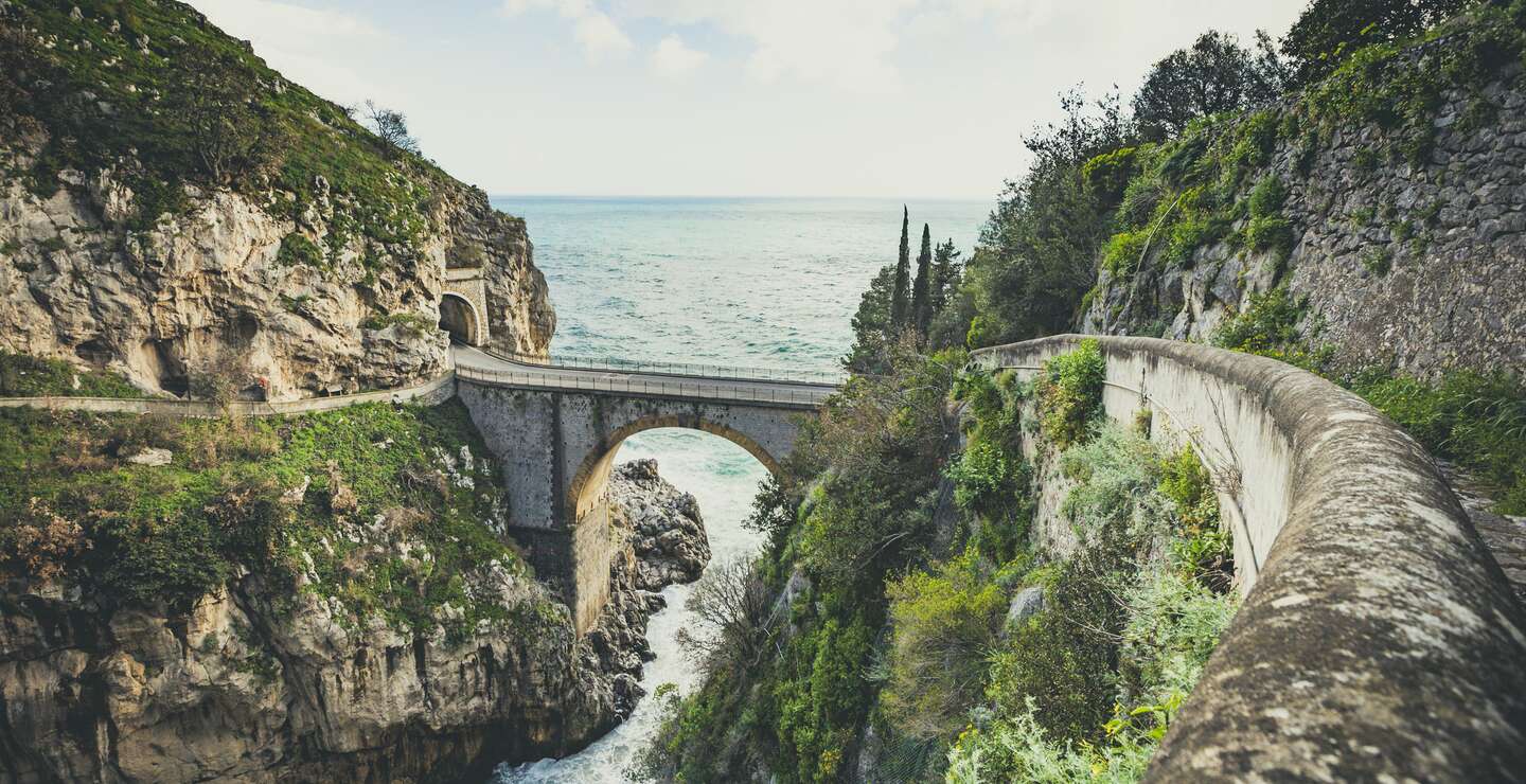 Berühmte Furorebrücke an der Amalfiküste in Italien. | © Gettyimages.com/35007