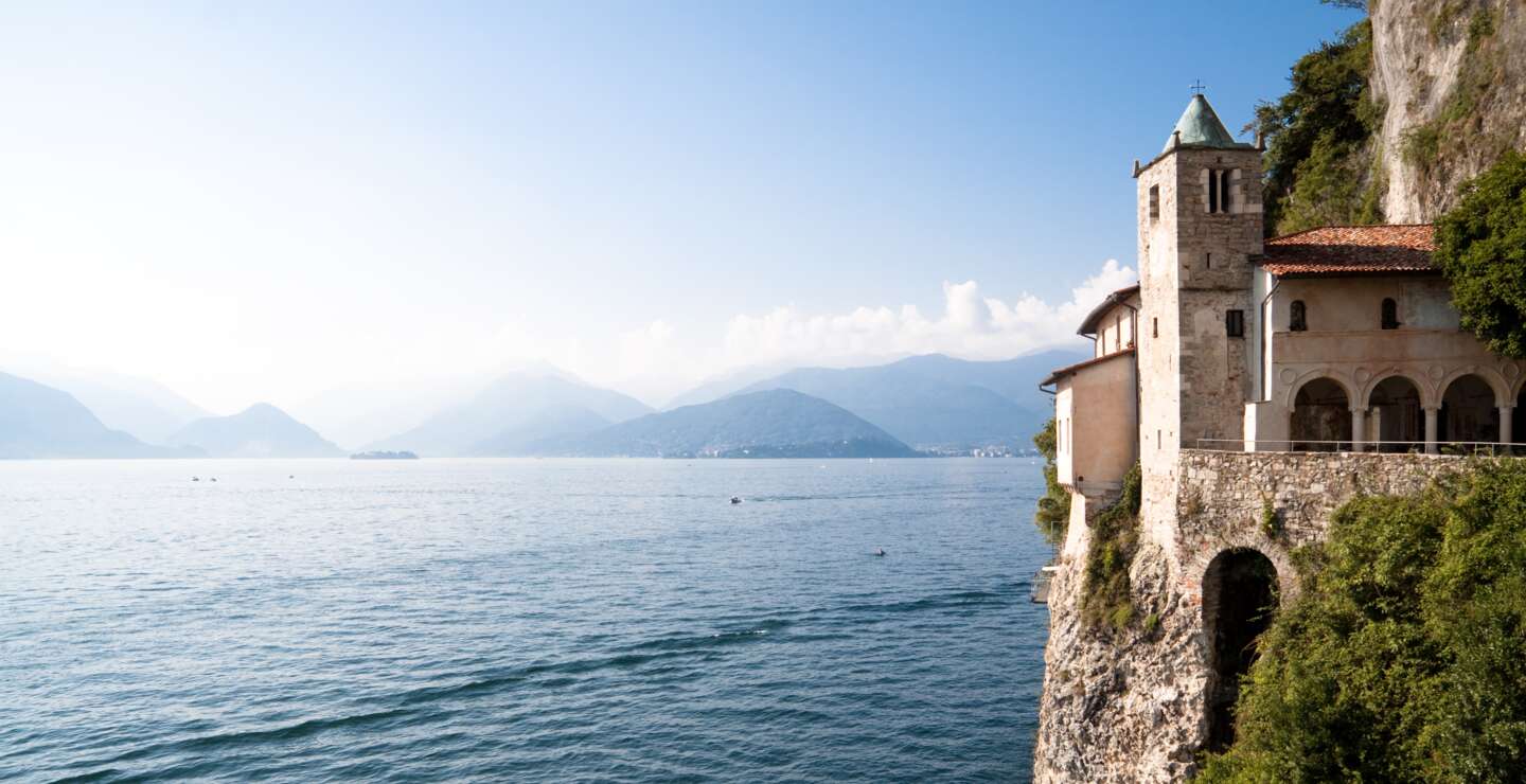Lago Maggiore, Kloster Santa Caterina del Sasso | © Gettyimages.com/oliale72 Lago Maggiore, Kloster Santa Caterina del Sasso, Blick auf den See | © Gettyimages.com/oliale72