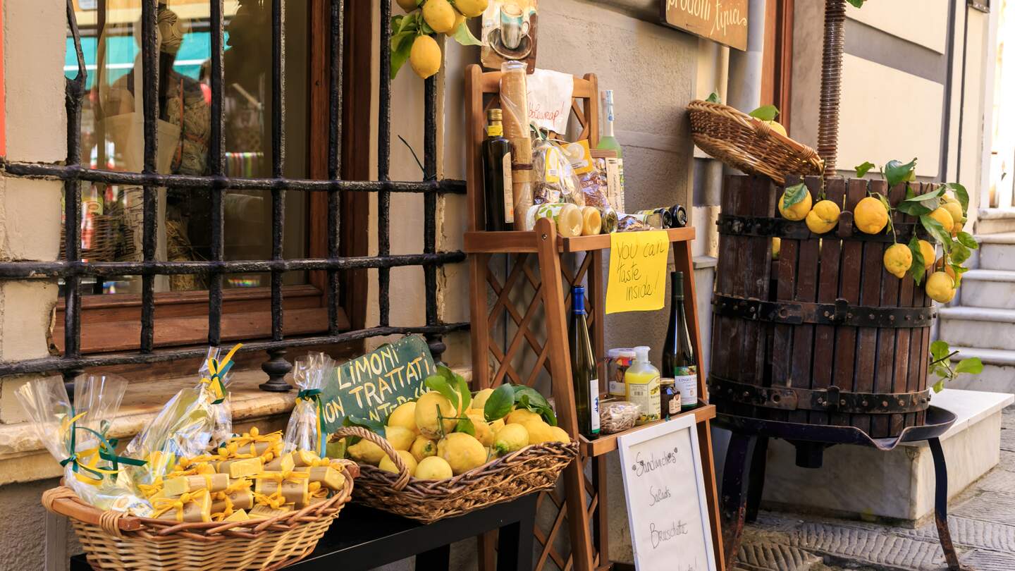 Malerischer Blick auf die Zitronenauslagen eines kleinen Geschäfts in Monterosso im Cinque Terre, Italien | © Gettyimages.com/Fani Kurti
