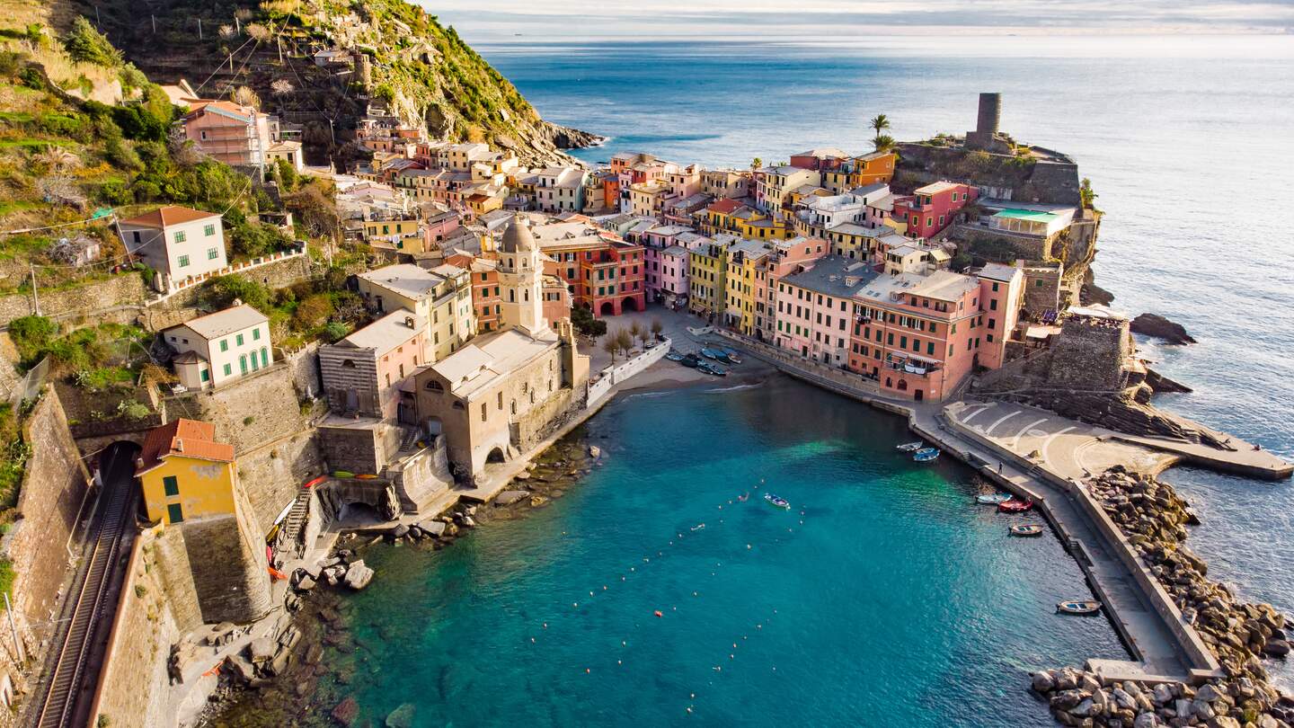 Luftaufnahme von Vernazza, einem der fünf Jahrhunderte alten Dörfer der Cinque Terre, an der zerklüfteten Nordwestküste der Italienischen Riviera | © Gettyimages.com/MNStudio