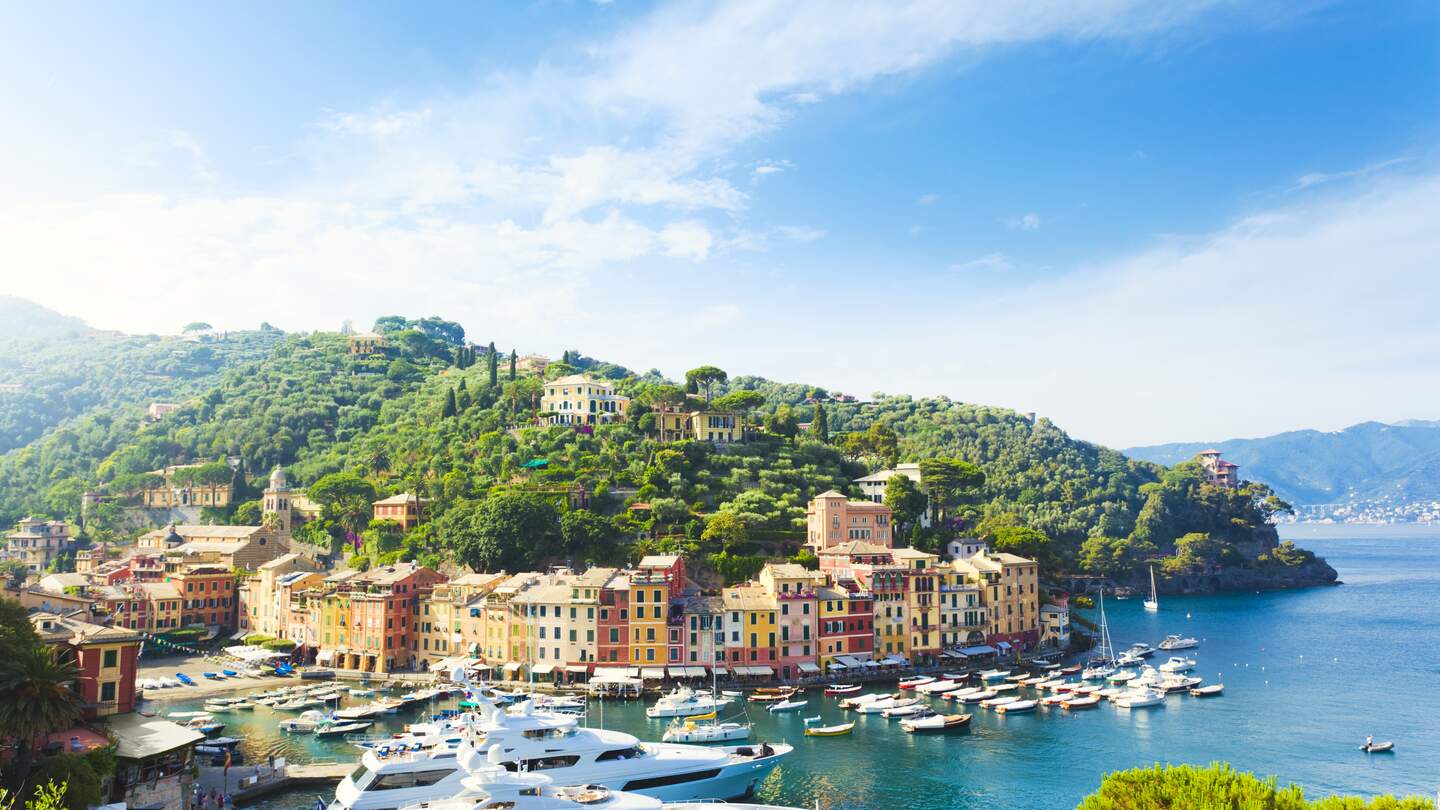 Malerischer Blick auf die Bucht und den Hafen von Portofino an der Italienischen Riviera | © Gettyimages.com/Brzozowska