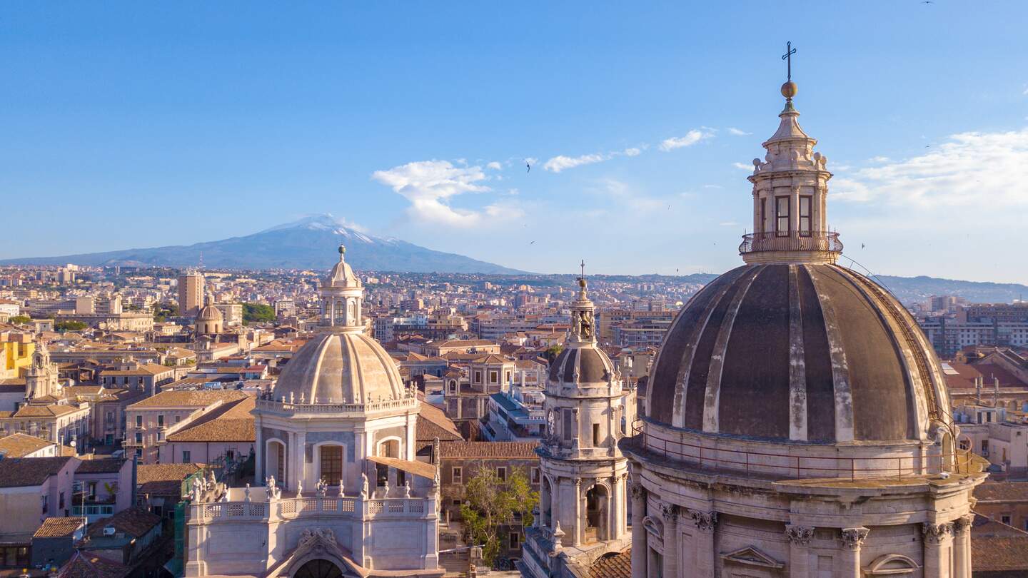 Schöne Luftaufnahme der Stadt Catania in der Nähe der Hauptkathedrale und des Vulkans Ätna im Hintergrund. Erstaunlicher Blick auf die Altstadt von oben. | © Gettyimages.com/inguskruklitis