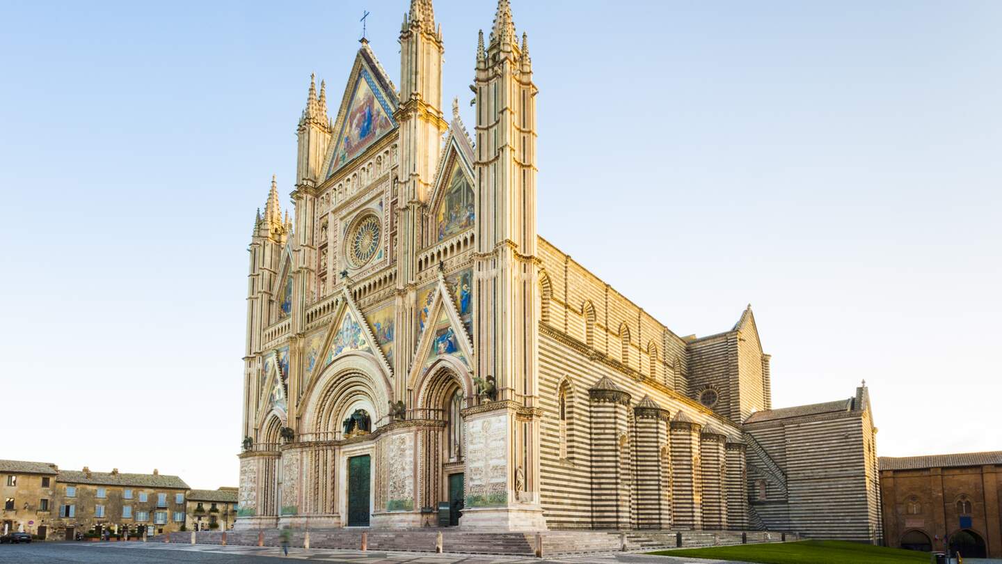 Blick auf die kunstvolle Fassade der Kathedrale von Orvieto in der Provinz Perugia | © Gettyimages.com/spooh