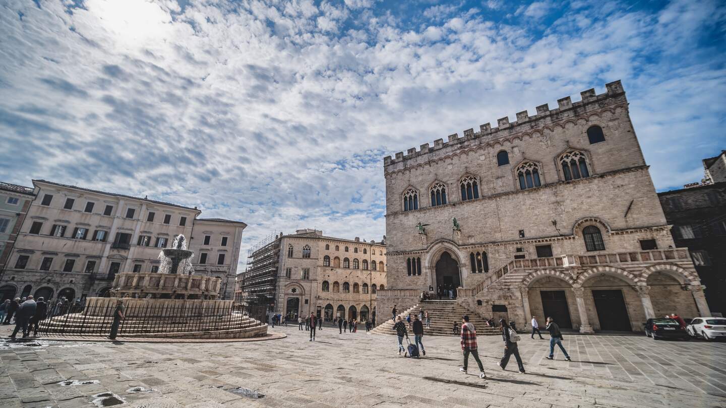 Zentrum der schönen Hauptstadt Umbriens Perugia mit dem Brunnen Fontana Maggiore | © Gettyimages.com/frankix