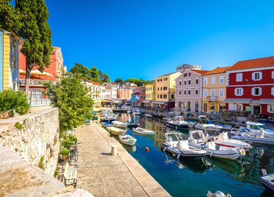 Stadt Veli Losinj Hafen | © Gettyimages.com/xbrchx Bunte Häuser am Hafen von Veli auf der Insel Losinj  | © Gettyimages.com/xbrchx