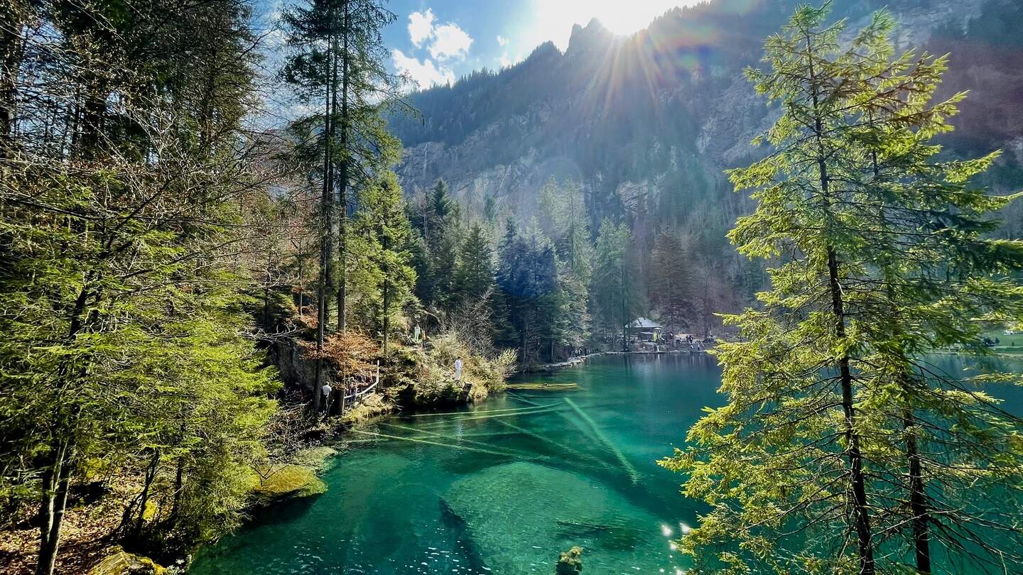 Der Blausee in der Schweiz | © Gettyimages.com/saicholchaleewun Erkunden Sie den herrlichen Naturpark. Ideal zum Entspannen, Auftanken, Geniessen der frischen Luft oder einfach zum Entspannen | © Gettyimages.com/saicholchaleewun