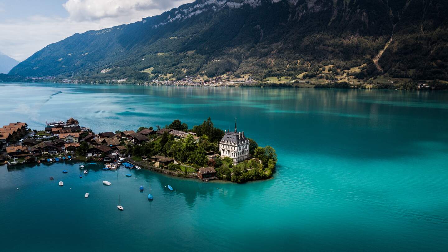 Interlaken Dorfzentrum im See | © Gettyimages.com/Simon LEDUC Drohnenaufnahme von einem Teil interlakens, der im see liegt. | © Gettyimages.com/Simon LEDUC