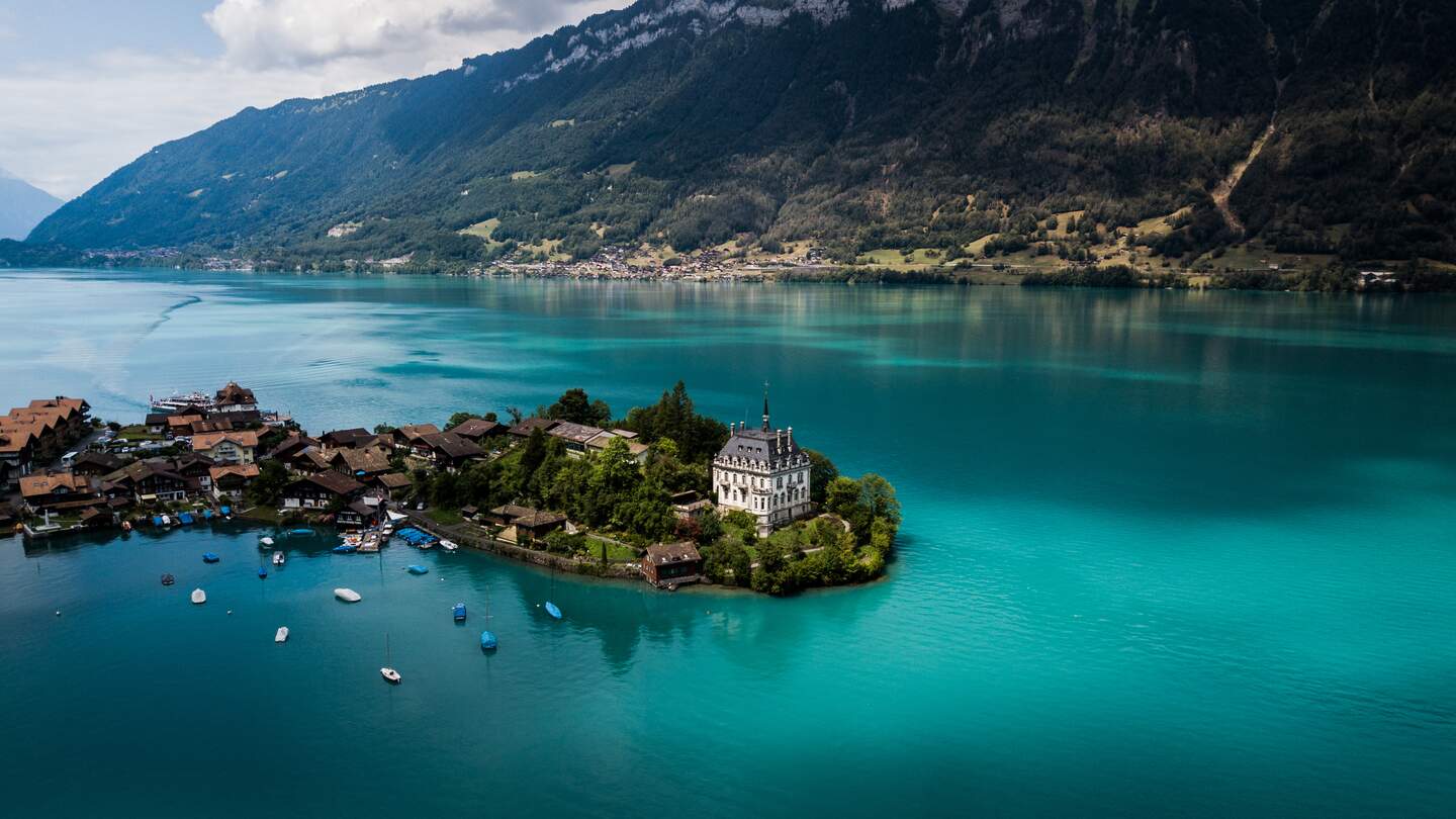 Drohnenaufnahme von einem Teil interlakens, der im see liegt. | © Gettyimages.com/Simon LEDUC