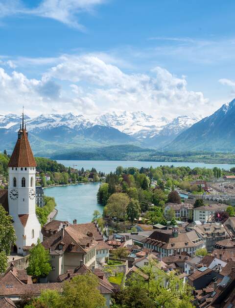 Die historische Stadt Thun mit dem Thuner See, im Kanton Bern in der Schweiz | © Gettyimages.com/ake1150sb
