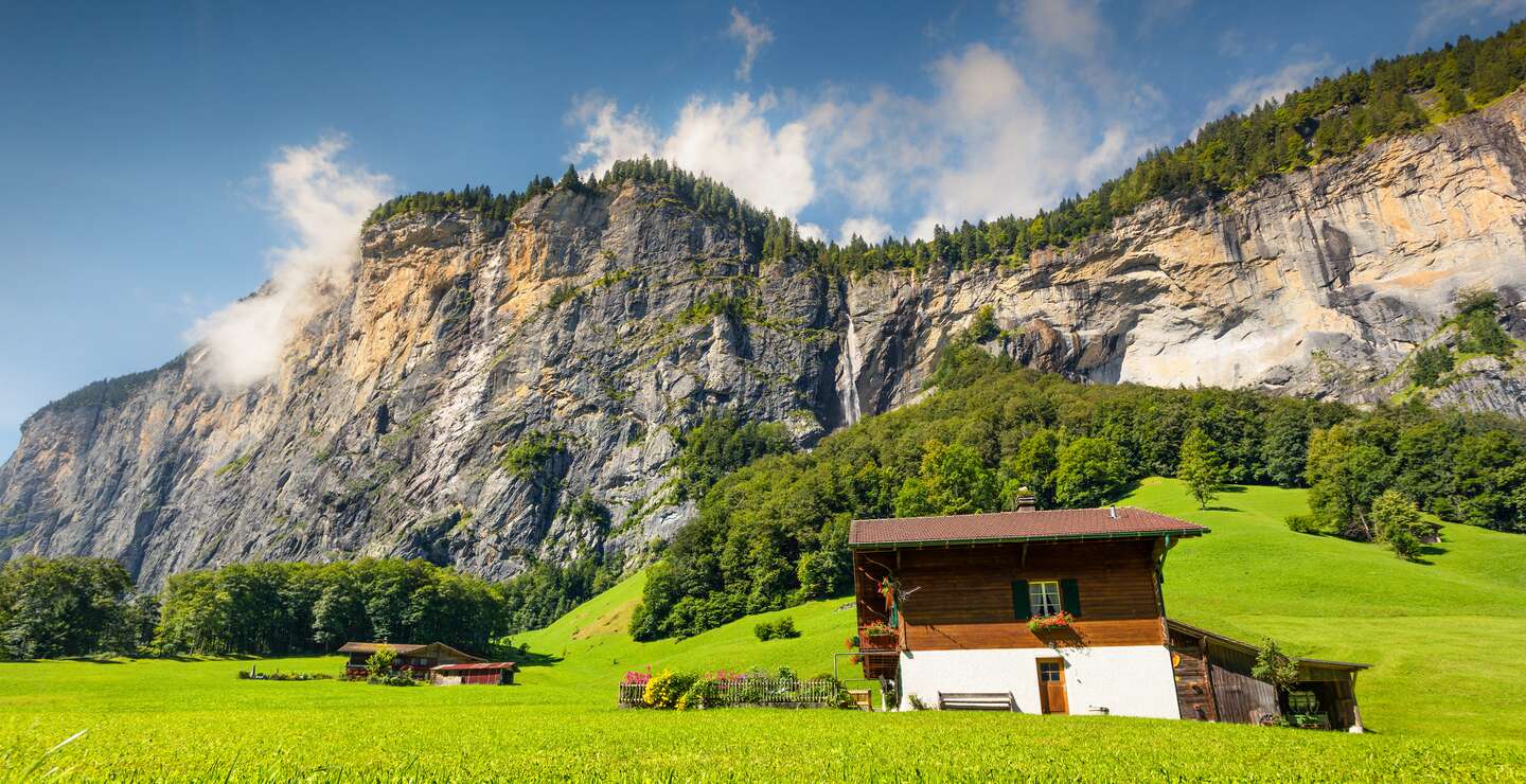 Lauterbrunnen bei schoenem Wetter | © Gettyimages.com/Andrew Mayovskyy Bergwand mit Wasserfall bei schoenem Wetter | © Gettyimages.com/Andrew Mayovskyy