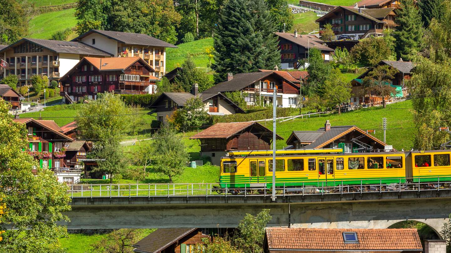 Der kleine Ferienort Wengen, Schweiz | © Gettyimages.com/kisamarkiza Wengen im Sommer in den Schweizer Alpen | © Gettyimages.com/kisamarkiza
