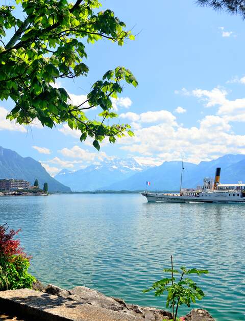 Montreux, Genfersee, Schhweiz | © Gettyimages.com/alxpin Blick von Montreux auf den Genfersee mit vorbeifahrendem Ausflugsschiff bei Sonnenschein und leichten Wolken | © Gettyimages.com/alxpin