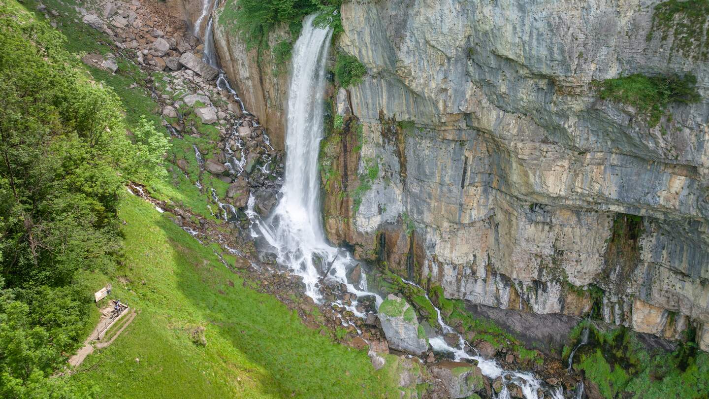 Blick auf die Seebachfälle in der Gemeinde Amden in der Ostschweiz | © Gettyimages.com/4FR