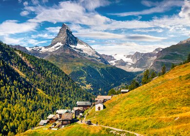 Sommermorgen in Zermatt mit Blick auf ein Dorf vor dem Matterhorn  | © Gettyimages.com/Andrew_Mayovskyy Sommermorgen in Zermatt mit Blick auf ein Dorf vor dem Matterhorn  | © Gettyimages.com/Andrew_Mayovskyy