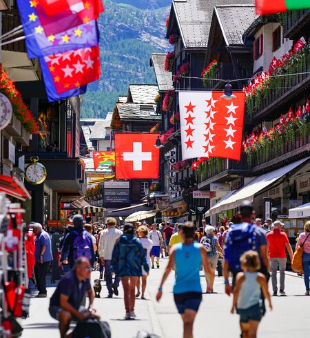 Die Innenstadt von Zermatt im Sommer  | © Gettyimages/kuri2000