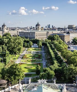 Volksgarten, Museen, Parlament im Sommer mit wolkenlosem Himmel | © WienTourismus/Christian Stemper