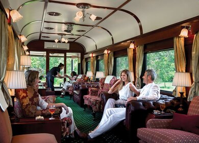 Bahn-Erlebnisreisende entspannen im luxuriösen Lounge-Wagen des Rovos Rail | © © DOOKPHOTO