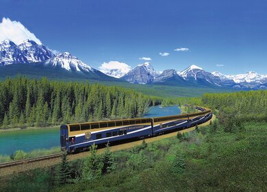 Der Rocky Mountaineer fährt durch die Rocky Mountains an einem Fluss in Kanada  | © © Scott Rowed