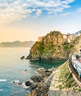 Manarola, Cinque Terre, Italien - Bahnhof in einem kleinen Dorf mit bunten Haeusern auf Klippe mit Blick auf das Meer. | © GettyImages.com/	Julia Lavrinenko