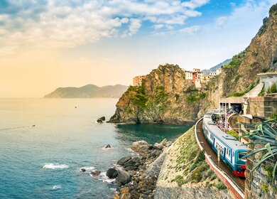Bahnhof Manarola Italien | © GettyImages.com/	Julia Lavrinenko Manarola, Cinque Terre, Italien - Bahnhof in einem kleinen Dorf mit bunten Haeusern auf Klippe mit Blick auf das Meer. | © GettyImages.com/	Julia Lavrinenko