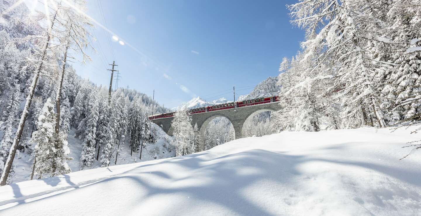 Im Panoramawagen des Bernina Expresses durchs Albulatal im Winter in der Schweiz | © Rhätische Bahn / Andrea Badrutt