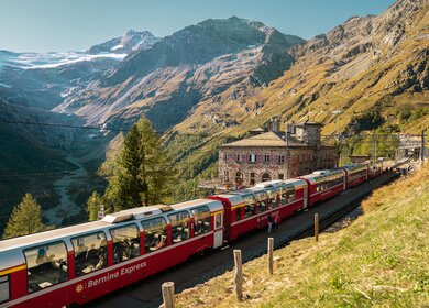 Im Panoramawagen des Bernina Expresses bei der Alp Gruem im Sommer in der Schweiz | © Switzerland Tourism/André Meier 