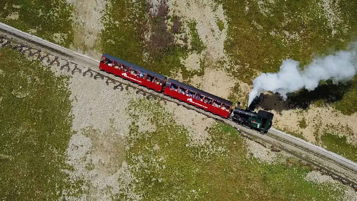 Brienzer Rothornbahn, mit zwei Waggons auf dem weg nach oben
