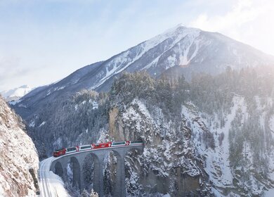 Der Glacier Express auf dem Landwasserviadukt | © Glacier Express AG/Stefan Schlimpf Der Glacier Express faehrt auf dem Landwasserviadukt in der Schweiz im Winter | © Glacier Express AG/Stefan Schlimpf