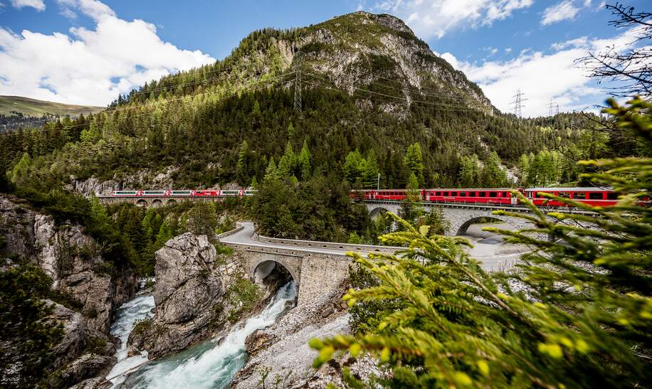Der Glacier Express im Albulatal kurz vor Preda in der Schweiz | © Rhätische Bahn/Andrea Badrutt  